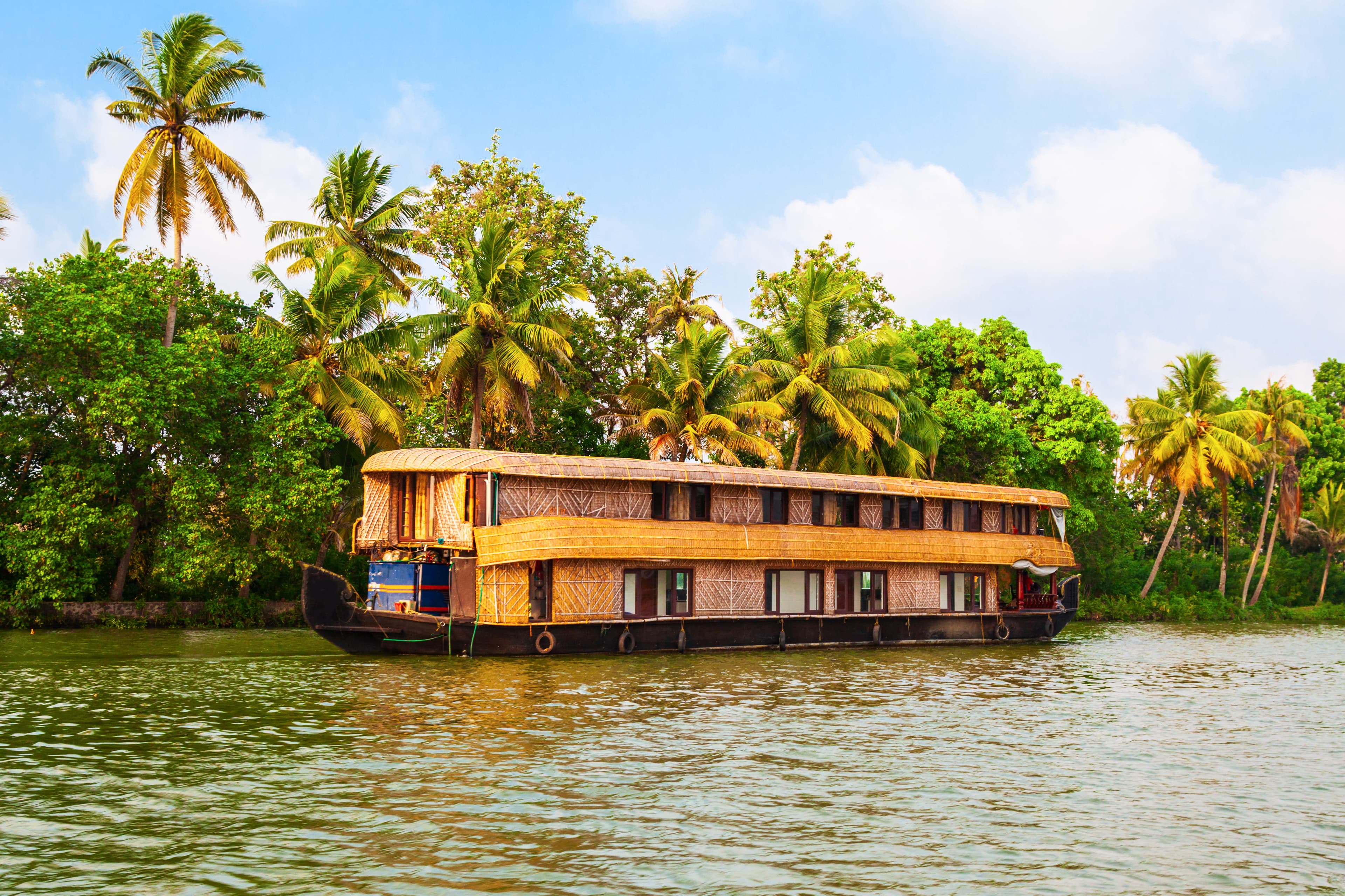 Budget vs Luxury Houseboats: How to Choose the Right One