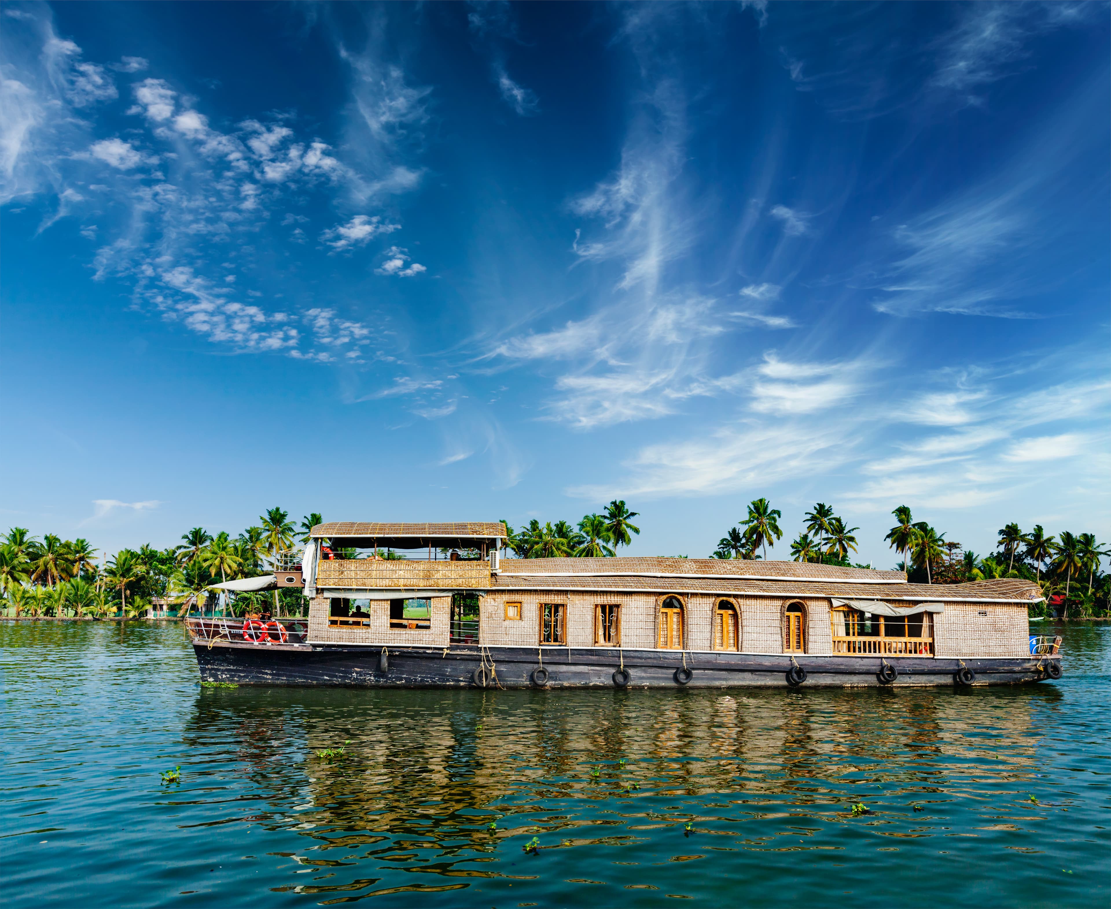 How to Book the Perfect Overnight Houseboat Stay